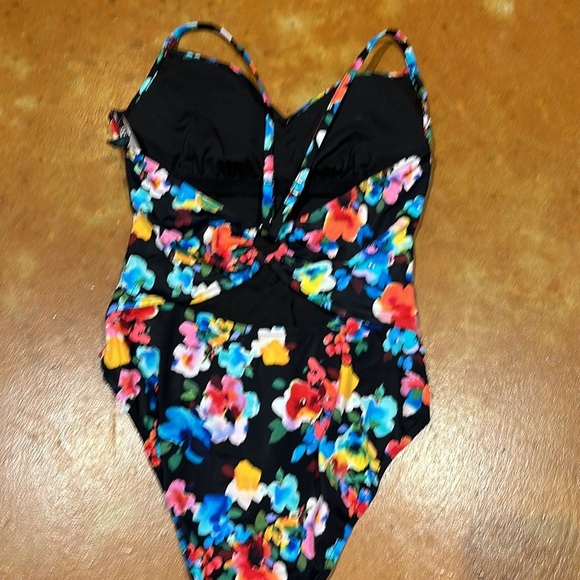 Nwt one piece swimsuit size large. Has a small cut out in back. - Picture 4 of 7